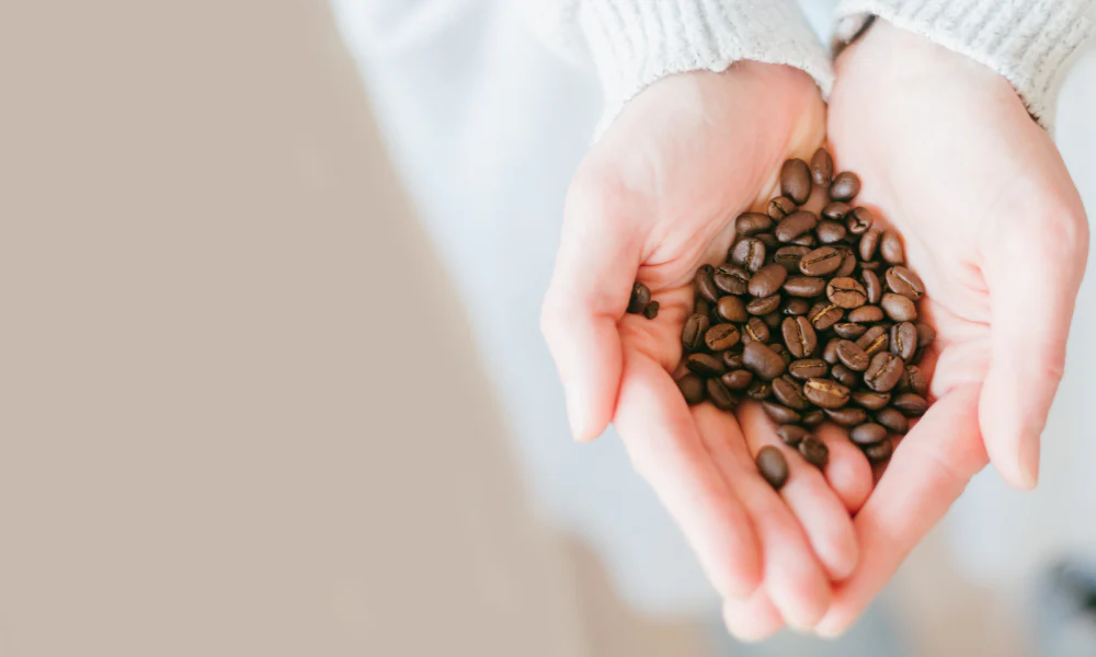 Is there a way to store and grind whole coffee beans to ensure maximum freshness?